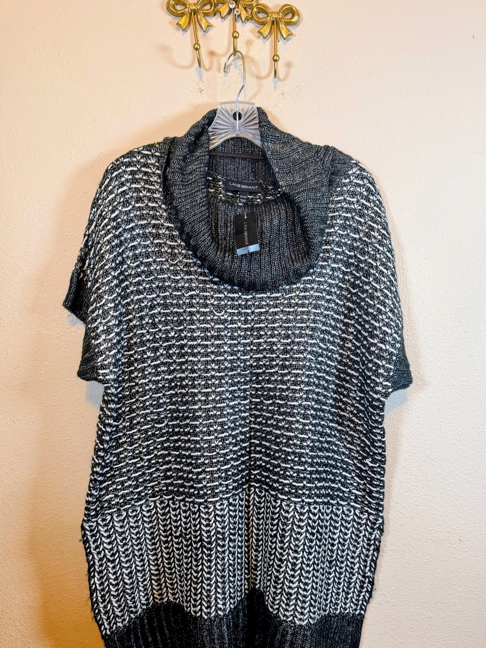 Lane Bryant Black & White Cowl Neck Short Sleeve Knit Sweater. Size 18/20